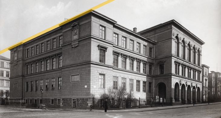 Schwarz-Weiß-Foto eines Schulgebäudes