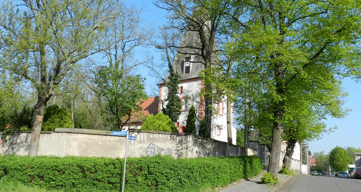 Eine der ältesten Glocken Sachsens hängt in der Kirche in Wiederitzsch. Sie wurde etwa im Jahr 1300 gegossen.