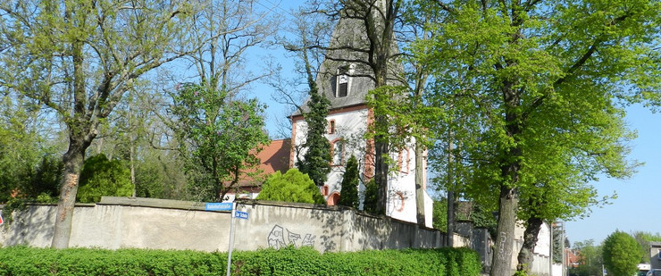 Eine der ältesten Glocken Sachsens hängt in der Kirche in Wiederitzsch. Sie wurde etwa im Jahr 1300 gegossen.