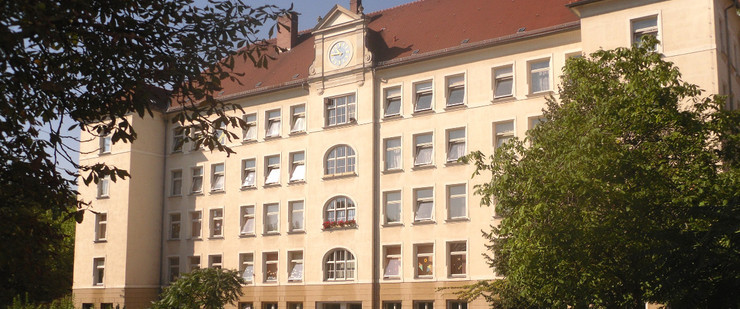 Gebäudeansicht Grundschule - 33. Schule