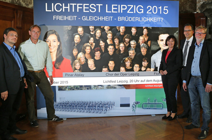 Teilnehmer der Pressekonferenz zum Lichtfest und den Veranstaltungen zum Herbst 89 im Jahre 2015 vor einem großen Lichfestplakat