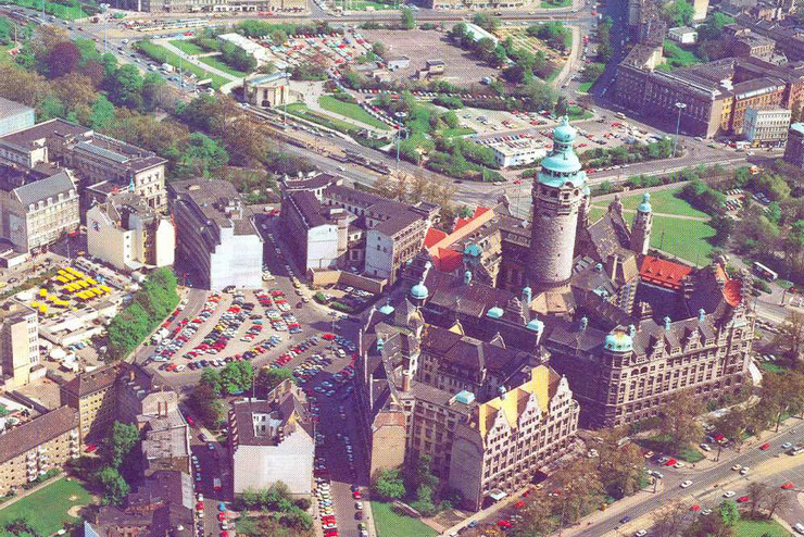 Luftaufnahme von Rathaus und Burgplatz, mit parkenden Autos auf dem Burgplatz um 1975