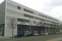 quaderförmiges, modernes Gebäude der Fakultät für Maschinenbau und Energietechnik