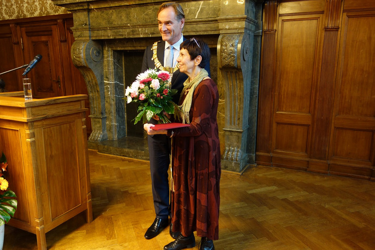 Oberbürgermeister Burkhard Jung und die Preisträgerin des Louise-Otto-Peters-Preises 2016 stehen beisammen. Herr Jung überreicht einen Strauß Blumen.