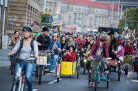 Viele Fahrradfahrer auf dem Innenstadtring vor dem Leipziger Hauptbahnhof. Unter den Radlern sind Musiker, die in Anhängern oder Rikschas mit Blasinstrumenten spielen.