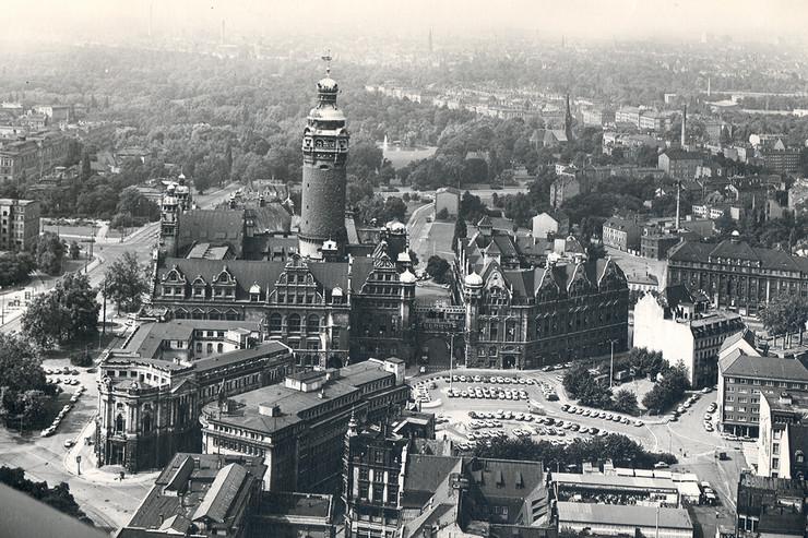 historische Luftaufnehme des Platzes mit Rathausturm