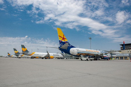 Mehrere Flugzeuge stehen nebeneinander am Terminal des Flughafens Leipzig/Halle.