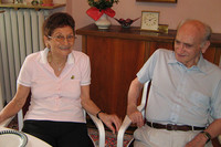 Brigitte Kralovitz (links) sitzt neben ihrem Mann Rolf und lächelt.
