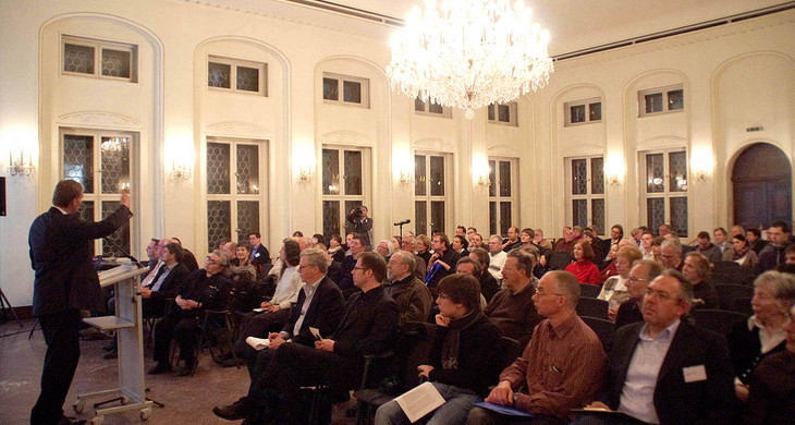 Bürgerforum: OBM Burkhard Jung erläutert die Ergebnisse der Bürgerumfrage den Zuhörern
