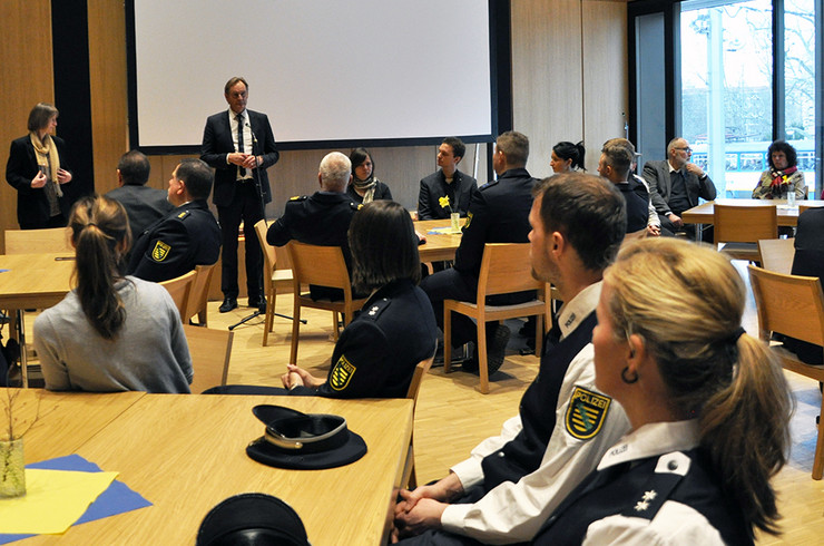 Oberbürgermeister Burkhard Jung spricht vor Polizistinnen und Polizisten