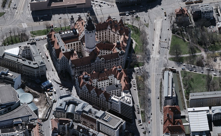 Schrägluftbild mit Blick von Norden nach Süden auf das Neue Rathaus in Leipzig.