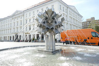 Der Springbrunnen "Pusteblume" auf dem Richard-Wagner-Platz mit laufendem Wasserspiel.