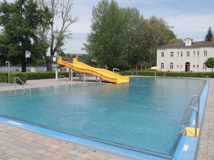 Breite Wasserrutsche und Schwimmbecken im Schreberbad
