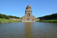 Völkerschlachtdenkmal mit Wasserfläche
