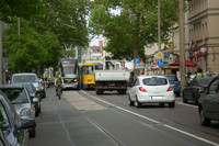 Autos, Radfahrer und Straßenbahnen in der Karl-Liebknecht-Straße