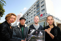 Gruppebild der Künstlergruppe westfernsehen vor einem Wohngebäude am Georgiring