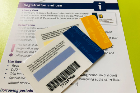Bibliotheksausweise auf dem englischen Hinweisblatt Registration and Use, Library cards on registration flyer