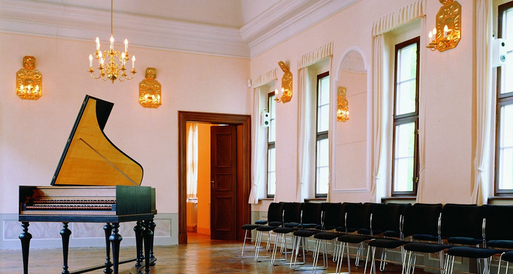 Sommersaal im Bach-Museum mit Klavier