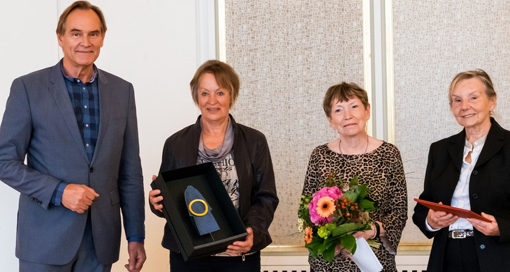 Oberbürgermeister Burkhard Jung mit drei Frauen der Initiativgruppe der in der DDR geschiedenen Frauen e.V. bei der Preisübergabe