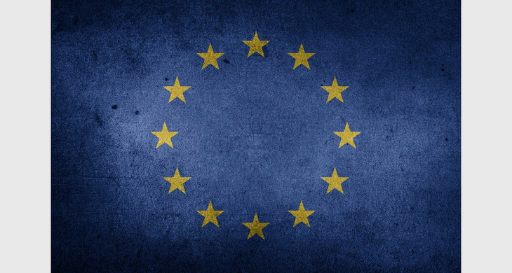 Flagge der Europäischen Union. Gelbe Sterne im Kreis angeordnet auf blauem Grund.