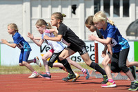 Fünf junge Läuferinnen starten zum Wettlauf