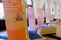 In der Unteren Wandelhalle des Neuen Rathauses stehen Aufsteller zum Leben Willy Brandts.