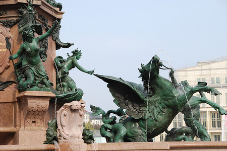 Bronzefiguren des Mendebrunnen
