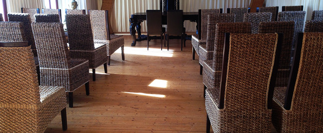 Traumraum mit leeren Stühlen in der Hacienda am Cospudener See