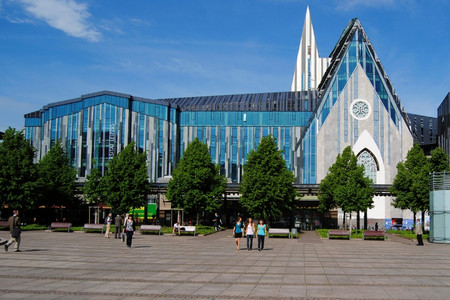 Blick auf die Glasfassade des Neuen Augusteum der Universität Leipzig am Augustusplatz, an Stelle der gesprengten Paulinerkirche.
