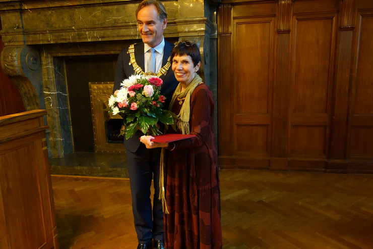 Oberbürgermeister Burkhard Jung und die Preisträgerin des Louise-Otto-Peters-Preise 2016 stehen beisamen. Herr Jung überreicht einen Strauß Blumen.