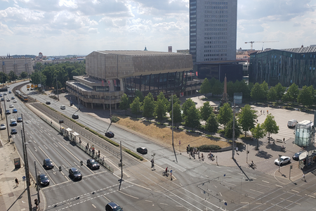 Der mehrspurige Leipziger Ring von oben, daneben der Augustusplatz.