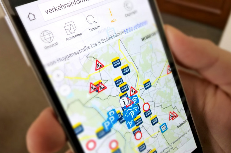 Eine Hand hält ein smartphone auf dem das mobile Verkehrsinformationssystem der Stadt Leipzig läuft
