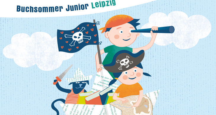 Grafik mit einem Papierschiffchen im Wasser, darin sitzen ein Junge mit Fernrohr und ein Mädchen mit Piratenhut, dahinter ein Hund als Pirat verkleidet.