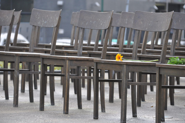Bronzene Stühle stehen aufgereiht auf dem Grundriss der ehemaligen Synagoge Leipzigs in der Gottschedstraße