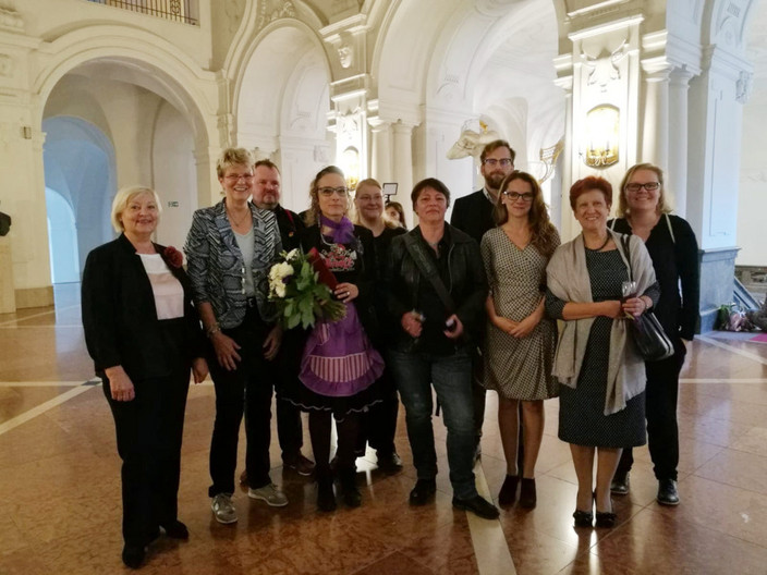 Die Jury des Louise-Otto-Peters-Preises 2018 steht in der Oberen Wandelhalle des Neuen Rathauses. Eine Frau in der Mitte hält einen Blumenstrauß in der Hand.
