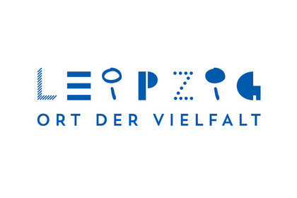 Ein Logo bestehend aus dem Schriftzug "Leipzig. Ort der Vielfalt" mit unterschiedlichen Buchstabenarten in blauer Farbe
