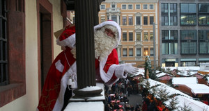 Der Weihnachtsmann auf dem Balkon des Alten Rathauses