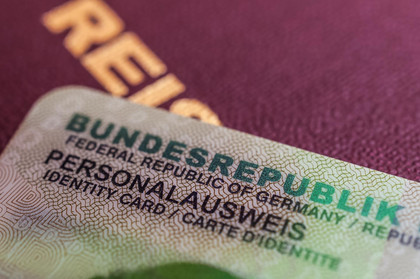 Ein deutscher Personalausweis und ein Reisepass