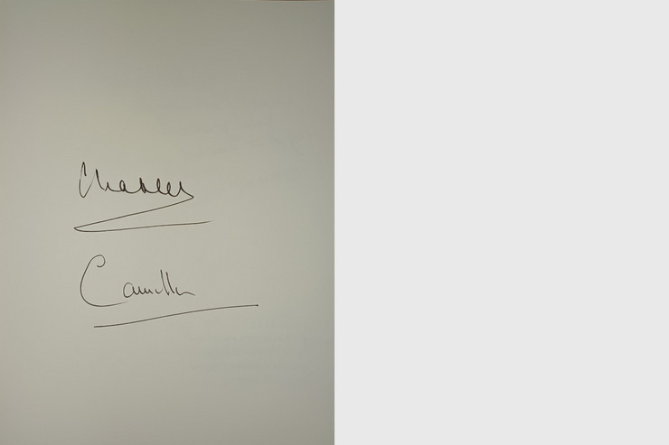 Unterschriften von König Charles III und seiner Frau Camilla im Goldenen Buch