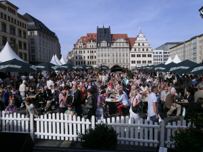 Publikum auf dem Markt zu den Leipziger Markttagen