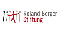 Logo der Roland Berger Stiftung, links eine stilisierte Menschengruppe, rechts der Schrtiftzug "Roland Berger Stiftung".