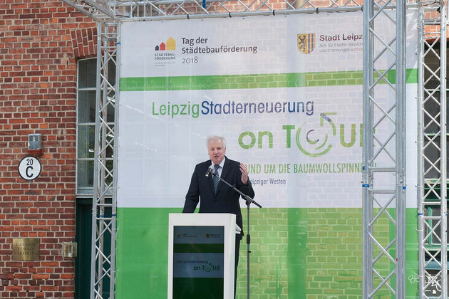 Auf der Bühne steht Innenminister Horst Seehofer und hält eine Rede.