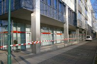 Fensterfront der Leipziger Ausländerbehörde mit Absperrband nach dem Anschlag am 24. April 2015