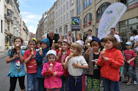 Eine Gruppe Kinder mit Eis in der Hand