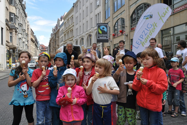 Eine Gruppe Kinder mit Eis in der Hand