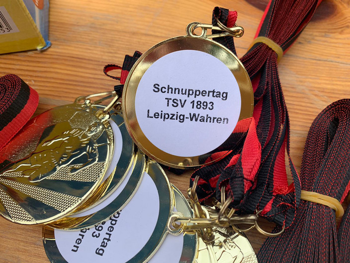 mehrere Medaillen mit Aufschrift "Schnuppertag TSV 1893 Leipzig-Wahren"
