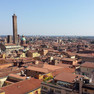 Blick auf und über die markanten roten Dächer Bolognas