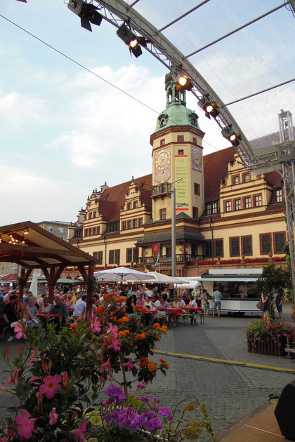 Leipziger Weinfest - Teil der Bühne mit Altem Rathaus im Hintergrund