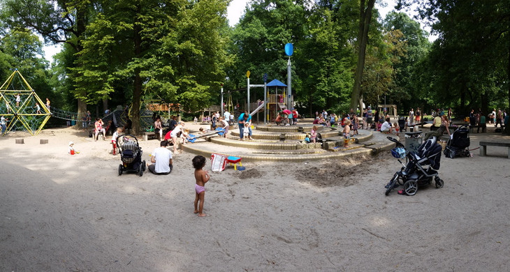 Spielplatz mit Kindern und verschiedenen Spielgeräten