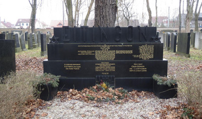 Bild des neuen jüdischen Friedhofs mit verschiedenen Grabsteinen. In der Mitte ist ein sehr großer mit vielen Inschriften.